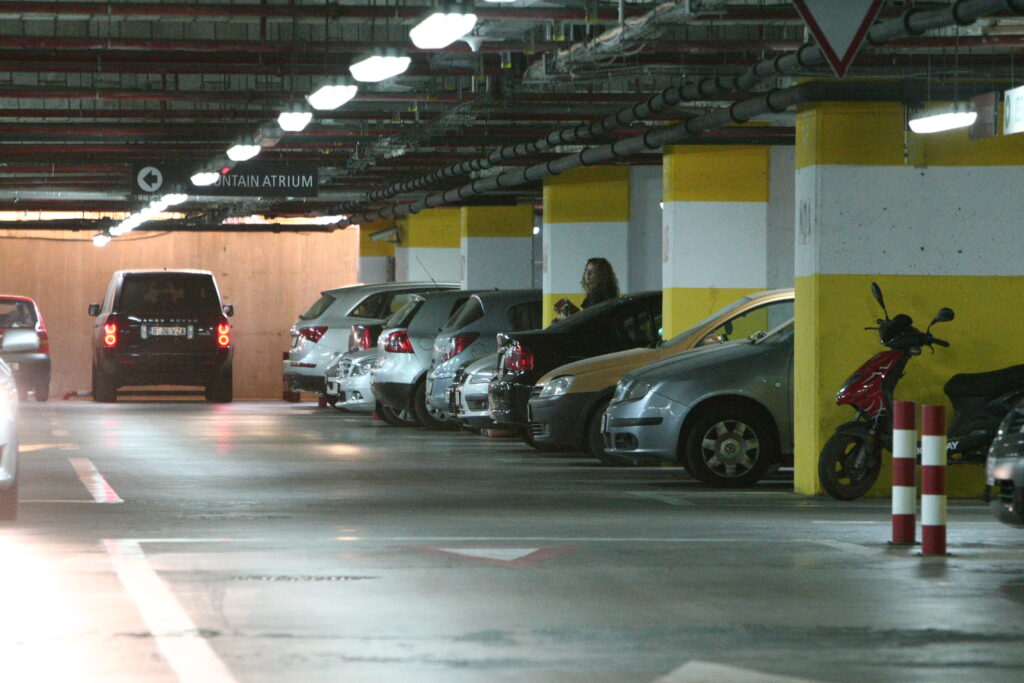 BLOCAJ ÎN TRAFIC: Cât mai costă locurile de parcare din ansamblurile rezidenţiale