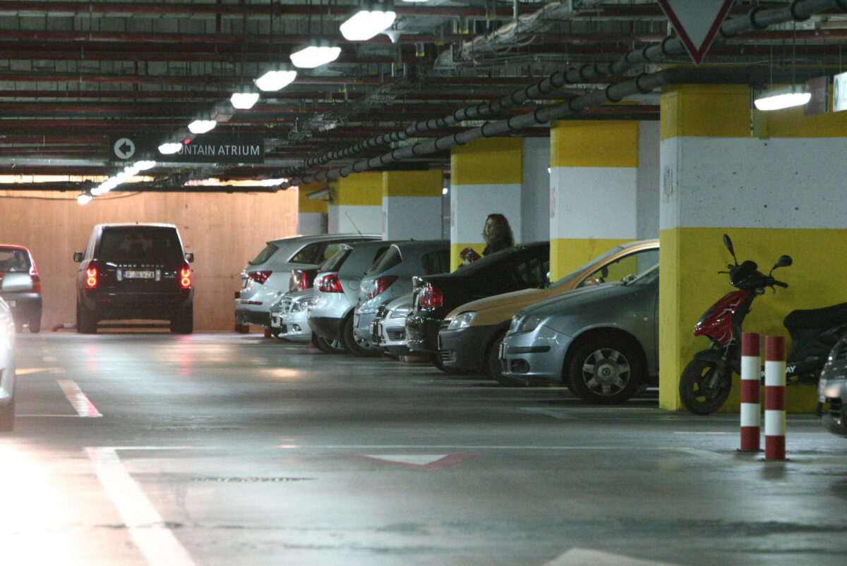 BLOCAJ ÎN TRAFIC: Cât mai costă locurile de parcare din ansamblurile rezidenţiale