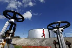 UE a amânat cu o lună interzicerea totală a importurilor de petrol din Iran