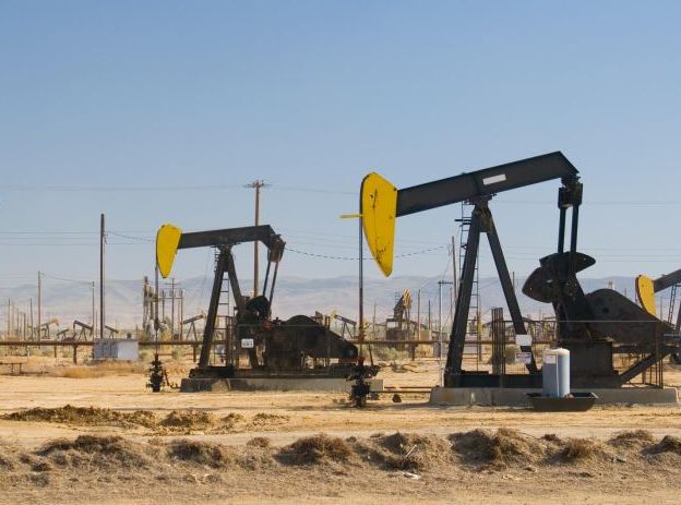 AIE le cere producătorilor să scoată mai mult petrol pe piaţă