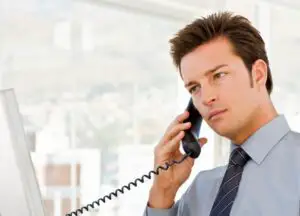 Mai vorbesc românii la telefonul fix?