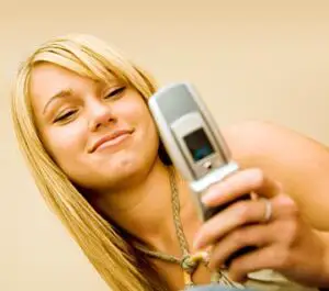 Tinerii preferă să rămână fără televizor, decât fără telefonul mobil