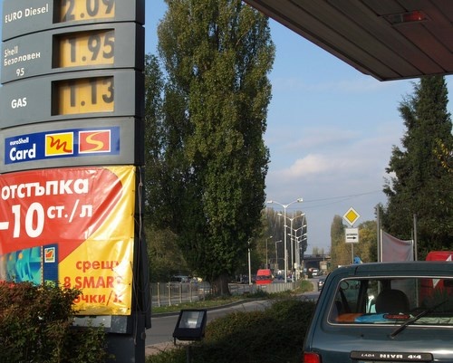 Transportatorii bulgari ameninţă cu blocarea drumurilor din cauza combustibililor scumpi