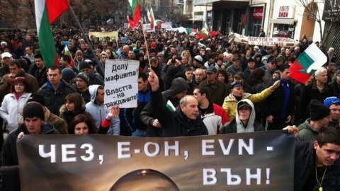 Mii de bulgari protestează faţă de costurile mari ale facturii de energie electrică