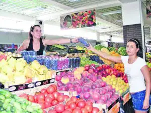 INCREDIBIL Se întâmplă în România! Plata cu cardul la tarabă