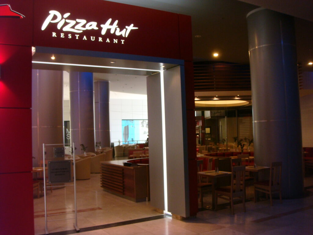 Pizza Hut a investit 350.000 de euro în cel de-al 14-lea restaurant din țară