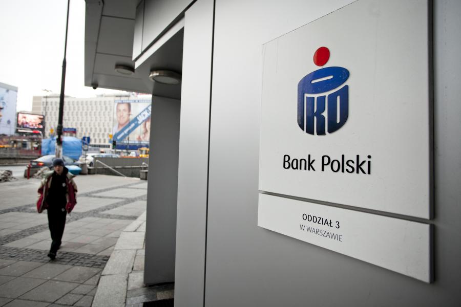 Polonia a strâns 913 milioane de dolari din vânzarea unei participaţii la banca PKO