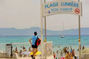 După francezi, încep şi italienii să interzică fumatul pe plajă. Pe când şi la noi?