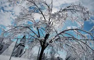 ANM: Cod galben de precipitaţii abundente, intensificări ale vântului, viscol, şi polei până luni