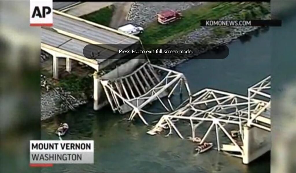 VIDEO Un pod rutier s-a prăbuşit în SUA: mai multe persoane şi autoturisme au căzut în apă