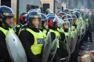 Premierul britanic vrea să apeleze la armată pentru a pune capăt violenţelor de stradă