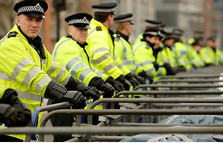 Britanicii le-ar putea permite străinilor să ajungă la conducerea poliţiei