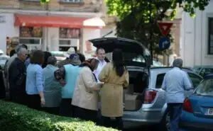 ANPC: Nu cumpăraţi produse expuse spre vânzare pe trotuare sau în portbagajele autoturismelor