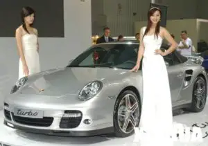 Studiu: Chinezii vor cumpăra mai multe autoturisme de lux decât americanii