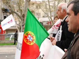 După Grecia, Portugalia ajunge şi ea la „gunoi”
