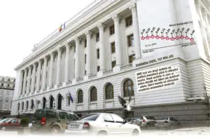 BNR taie dobânda pentru a ajuta creditarea. Statul, primul câştigător
