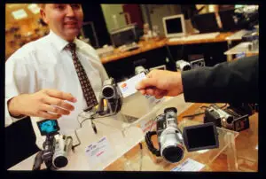 Lunar, reduceri pentru posesorii de carduri de top