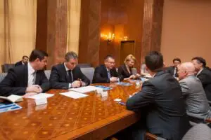 Premierul a discutat cu Mark Mobius despre listarea unor companii de stat