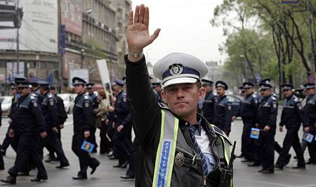 Poliţiştii protestează, marţi, în Piaţa Constituţiei