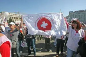 Ministrul Sănătăţii încearcă să îi înduplece pe medicii ieşiţi în stradă pentru salarii mai mari