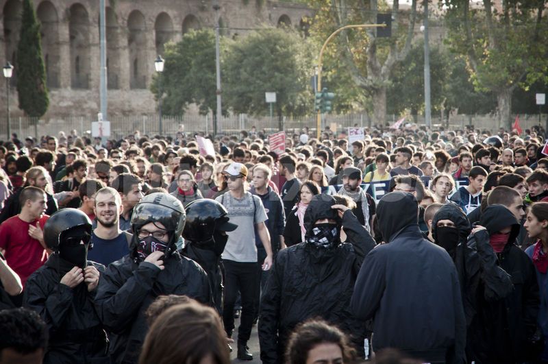 Studenții italieni protestează împotriva guvernului Monti