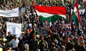 După greci, şi muncitorii ungari demonstrează pe1 mai pentru “locuri de muncă, pâine şi democraţie”