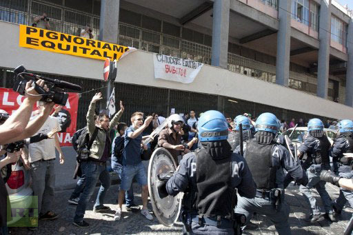 Proteste violente în faţa sediului Fiscului italian