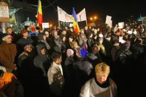 Aproximativ 500-600 de bucureşteni participă la protestul din Piaţa Universităţii