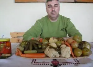 Un polițist care s-a apucat de făcut murături a dat lovitura: Anul acesta a vândut 50 de tone în supermarketuri