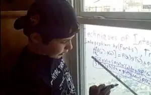 Un puşti de 12 ani, cu IQ 170, vrea să dezvolte propria versiune a teoriei relativităţii