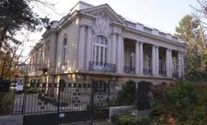 Casele politicenilor, scoase la vânzare de RAAPPS. Vezi cum arată