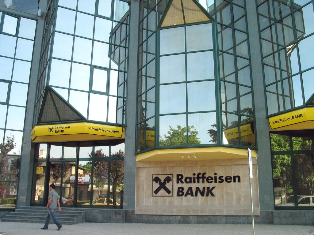 Raiffeisen a încheiat 2010 cu un profit în creştere cu 12%, pe fondul înjumătăţirii provizioanelor