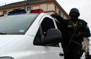 Poliţia a efectuat percheziţii la locuinţele mai multor persoane suspectate de piraterie