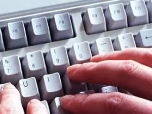 Reţea specializată în infracţiuni informatice, destructurată de poliţişti