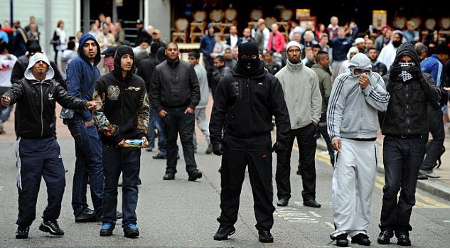 Poliţia britanică contează pe ajutorul internauţilor pentru a-i identifica pe participanţii la revolte