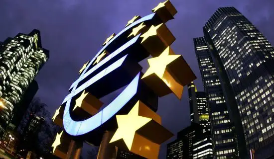 Euro ar putea deveni în următorii 10 ani moneda principală a lumii