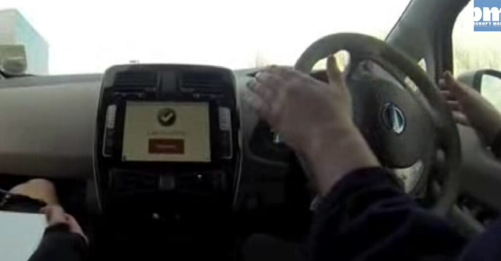 VIDEO Tehnologia viitorului: Mașina care se conduce singură cu ajutorul unui iPad