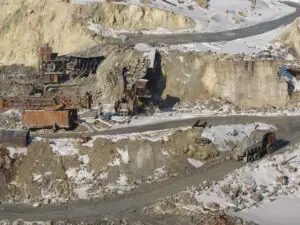 În sectorul minier din România lucrează 70.000 de oameni, în comparaţie cu 400.000 înainte de `89