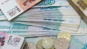 Mai stabilă ca dolarul, mai sigură ca euro – rubla, o monedă bună de rezervă?