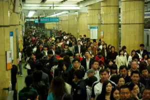 Metroul din Beijing oferă gratis încălţăminte în schimbul celei pierdute din cauza aglomeraţiei