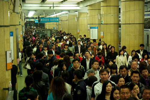 Metroul din Beijing oferă gratis încălţăminte în schimbul celei pierdute din cauza aglomeraţiei