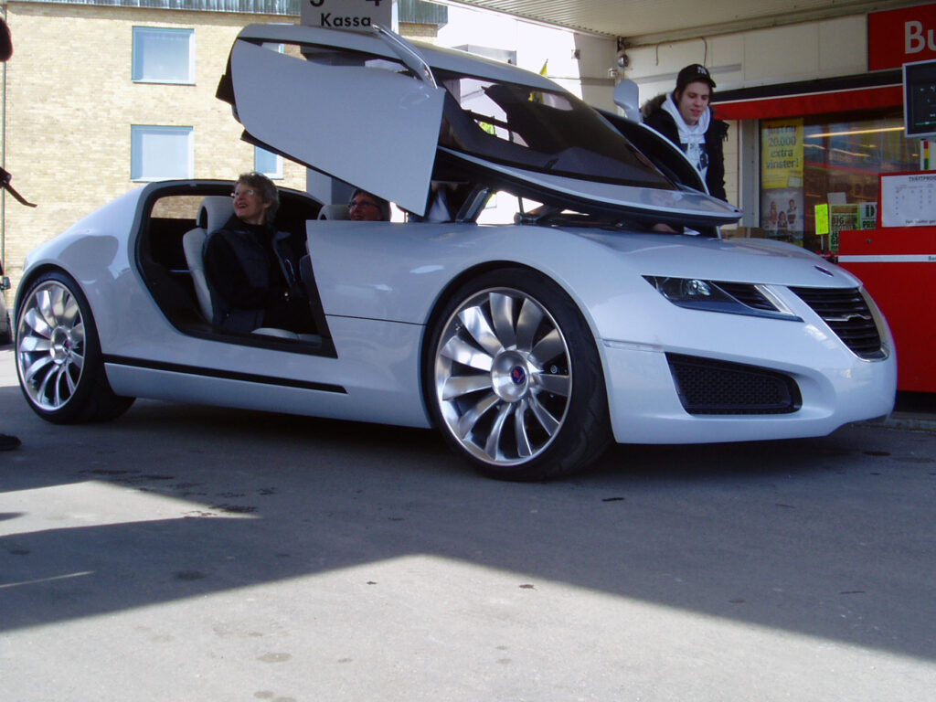 NEVS a finalizat achiziţia Saab, care va prezenta primul său automobil electric în 18 luni