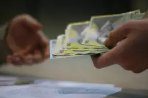 Vezi ce sectoare vor beneficia de cele mai mari creşteri salariale în 2013