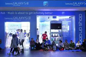 Cum au reuşit cei de la Samsung să mute coada din faţa magazinului Apple la magazinul lor