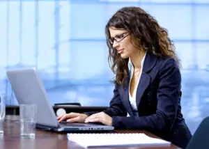 42% dintre utilizatori folosesc acelaşi laptop la serviciu şi în timpul liber. De ce e periculos