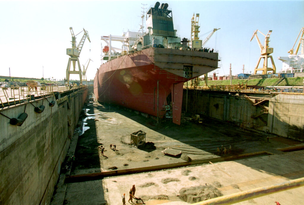 Şantierul naval Daewoo Mangalia va construi două nave pentru transportul autovehiculelor