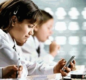 UE vrea să interzică telefoanele mobile în şcoli. Tu ce părere ai?