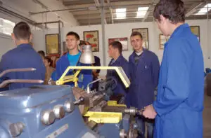 Statul ar putea da burse lunare de 200 de lei elevilor din învăţământul profesional