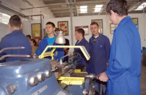 Meseriile tehnice, date uitării în România. Salariaţii din industrie, prea bătrâni pentru a munci