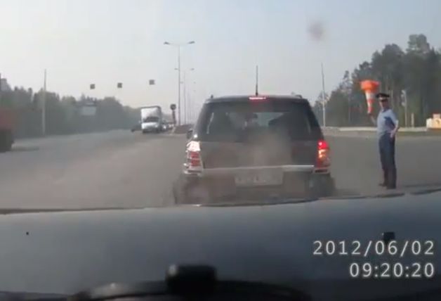 Lucruri incredibile se întâmplă pe şoselele din Rusia